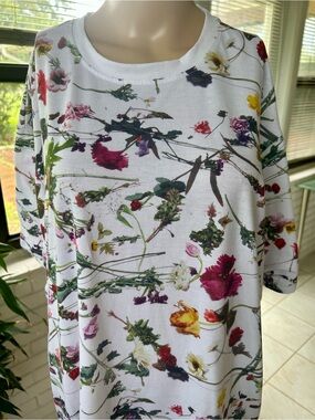 The Prince Estate rare Women's White Floral Short Sleeve Tee. XXL